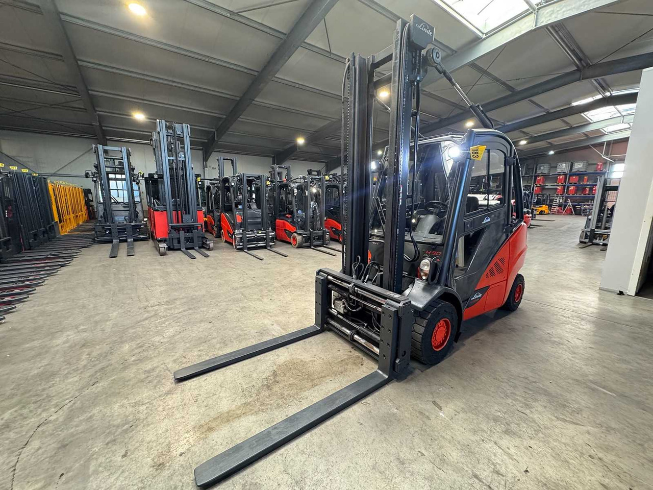2016 LINDE H30T 3.000KG 3.+4TH VALVE FORK ADJUSTER GAS FORKLIFT FORKLIFT - Vysokozdvižný vozík: obrázek 2 2016 LINDE H30T 3.000KG 3.+4TH VALVE FORK ADJUSTER GAS FORKLIFT FORKLIFT - Vysokozdvižný vozík: obrázek 2