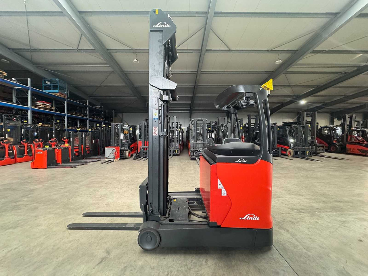 2016 SERVICE+UVV 10/2026 LINDE R16 TRIPLEX 796CM REACH TRUCK FORK ADJUSTER ELECTRIC FORKLIFT - Vysokozdvižný vozík: obrázek 4 2016 SERVICE+UVV 10/2026 LINDE R16 TRIPLEX 796CM REACH TRUCK FORK ADJUSTER ELECTRIC FORKLIFT - Vysokozdvižný vozík: obrázek 4