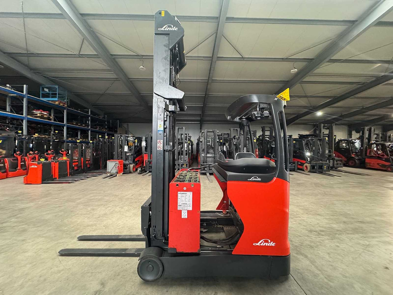 2016 SERVICE+UVV 10/2026 LINDE R16 TRIPLEX 796CM REACH TRUCK FORK ADJUSTER ELECTRIC FORKLIFT - Vysokozdvižný vozík: obrázek 5 2016 SERVICE+UVV 10/2026 LINDE R16 TRIPLEX 796CM REACH TRUCK FORK ADJUSTER ELECTRIC FORKLIFT - Vysokozdvižný vozík: obrázek 5