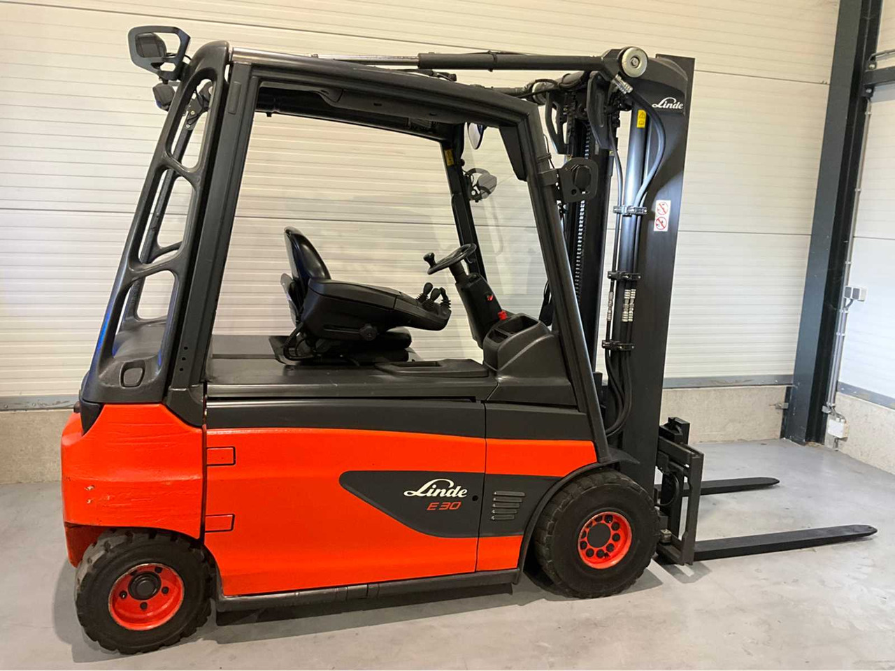 2017 LINDE E30L-01 3000KG FORKLIFT - Vysokozdvižný vozík: obrázek 5 2017 LINDE E30L-01 3000KG FORKLIFT - Vysokozdvižný vozík: obrázek 5
