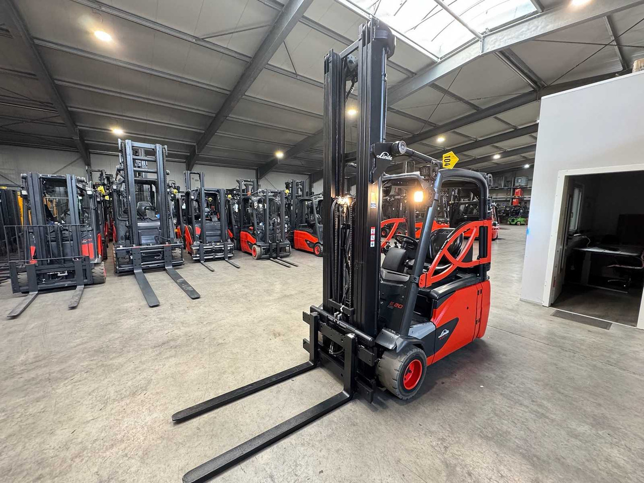 2018 SERVICE + UVV 10/2026 LINDE E20L EVO 2.000KG TRIPLEX 680CM ELECTRIC FORKLIFT FORKLIFT - Vysokozdvižný vozík: obrázek 3 2018 SERVICE + UVV 10/2026 LINDE E20L EVO 2.000KG TRIPLEX 680CM ELECTRIC FORKLIFT FORKLIFT - Vysokozdvižný vozík: obrázek 3