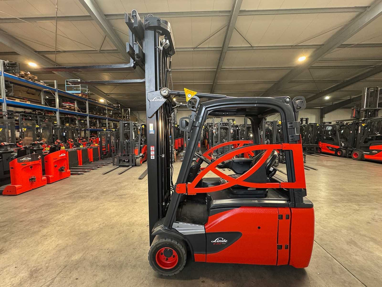 2018 SERVICE + UVV 10/2026 LINDE E20L EVO 2.000KG TRIPLEX 680CM ELECTRIC FORKLIFT FORKLIFT - Vysokozdvižný vozík: obrázek 1 2018 SERVICE + UVV 10/2026 LINDE E20L EVO 2.000KG TRIPLEX 680CM ELECTRIC FORKLIFT FORKLIFT - Vysokozdvižný vozík: obrázek 1