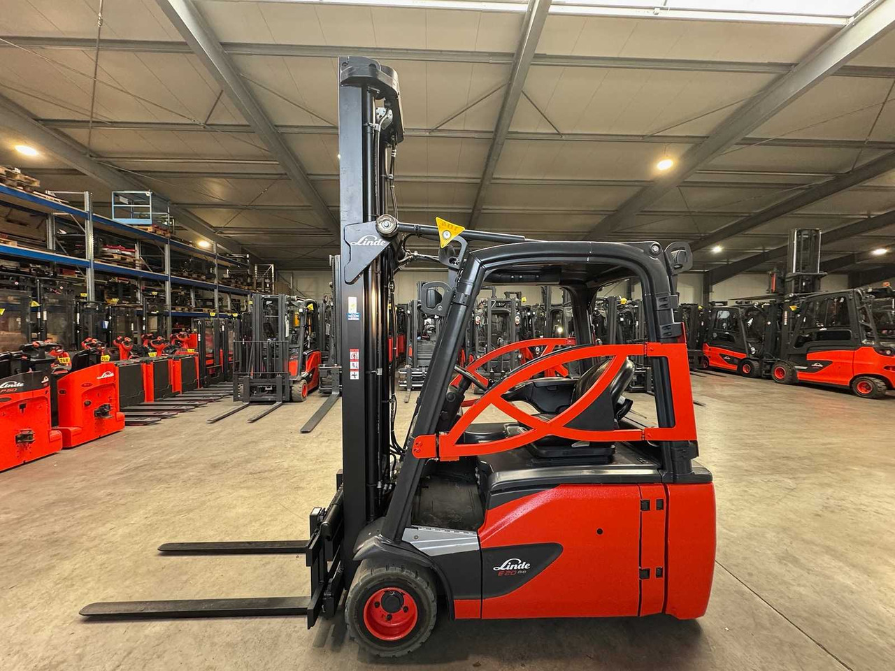 2018 SERVICE + UVV 10/2026 LINDE E20L EVO 2.000KG TRIPLEX 680CM ELECTRIC FORKLIFT FORKLIFT - Vysokozdvižný vozík: obrázek 2 2018 SERVICE + UVV 10/2026 LINDE E20L EVO 2.000KG TRIPLEX 680CM ELECTRIC FORKLIFT FORKLIFT - Vysokozdvižný vozík: obrázek 2