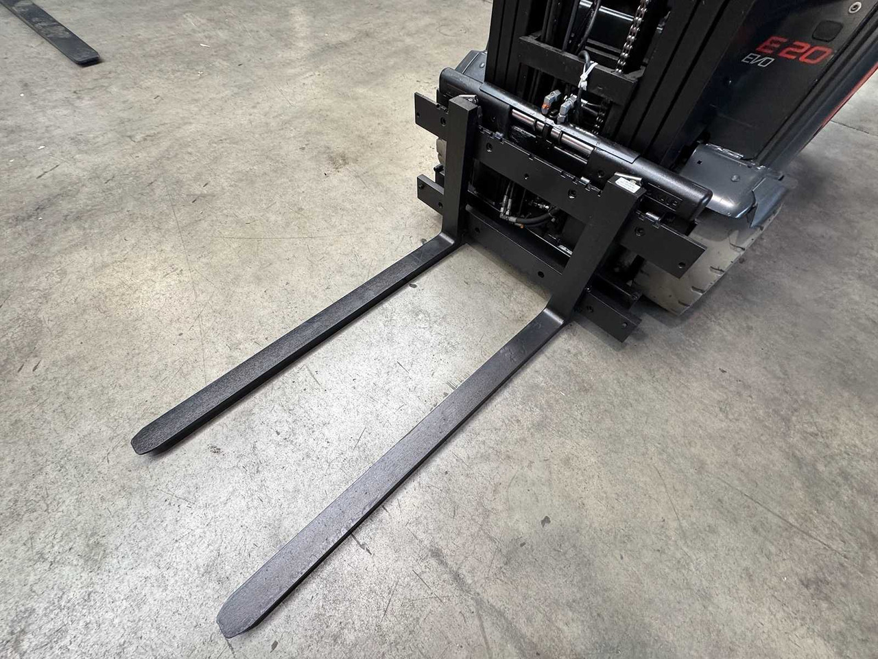 2018 SERVICE + UVV 10/2026 LINDE E20L EVO 2.000KG TRIPLEX 680CM ELECTRIC FORKLIFT FORKLIFT - Vysokozdvižný vozík: obrázek 4 2018 SERVICE + UVV 10/2026 LINDE E20L EVO 2.000KG TRIPLEX 680CM ELECTRIC FORKLIFT FORKLIFT - Vysokozdvižný vozík: obrázek 4