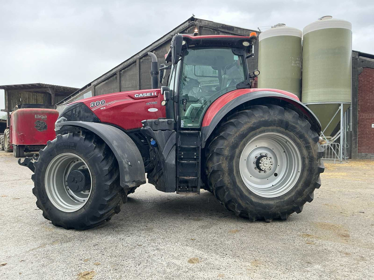 Case IH Optum 300 CVX - Traktor: obrázek 2 Case IH Optum 300 CVX - Traktor: obrázek 2