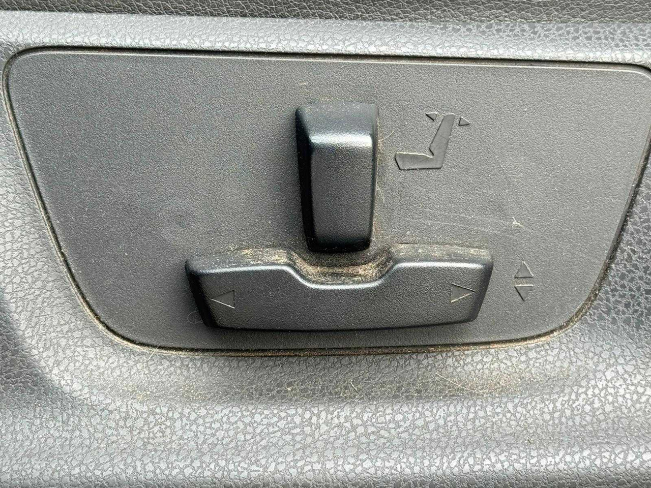 ISUZU D-MAX 2.5 DOUBLE CAB LSX 5-PERSON - 2016 | VX-388-L - Dodávka: obrázek 4 ISUZU D-MAX 2.5 DOUBLE CAB LSX 5-PERSON - 2016 | VX-388-L - Dodávka: obrázek 4