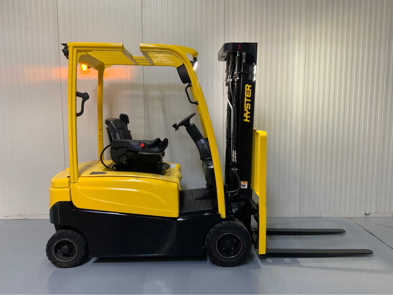 Vysokozdvižný vozík HYSTER - 2018 - J1.8XN - FORKLIFT, TRIPLEX, BLUESPOT, LED LIGHTING: obrázek 20 Vysokozdvižný vozík HYSTER - 2018 - J1.8XN - FORKLIFT, TRIPLEX, BLUESPOT, LED LIGHTING: obrázek 20