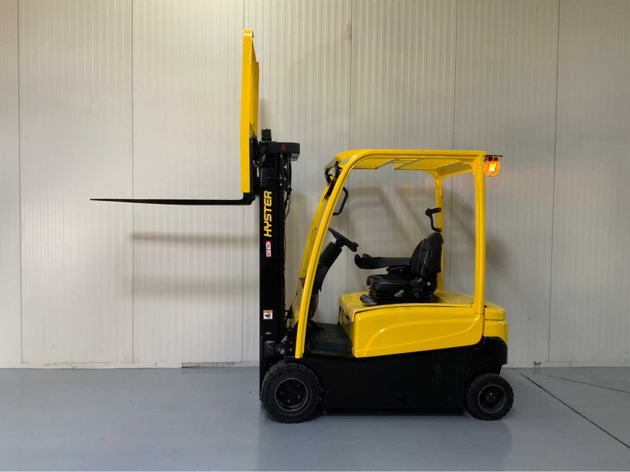 Vysokozdvižný vozík HYSTER - 2018 - J1.8XN - FORKLIFT, TRIPLEX, BLUESPOT, LED LIGHTING: obrázek 17 Vysokozdvižný vozík HYSTER - 2018 - J1.8XN - FORKLIFT, TRIPLEX, BLUESPOT, LED LIGHTING: obrázek 17