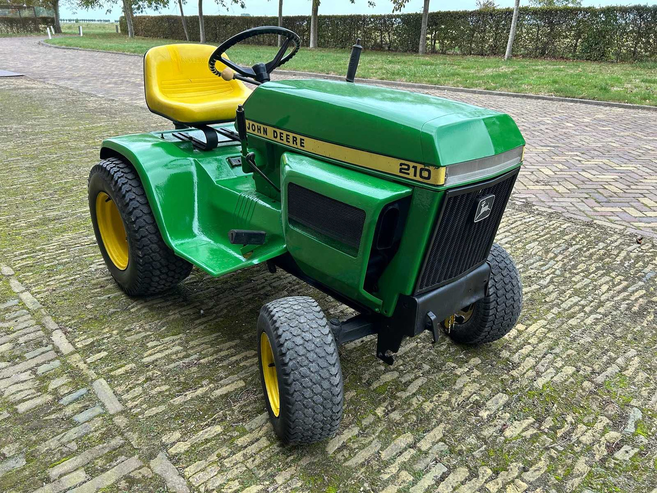 John Deere 210 - Traktor: obrázek 4 John Deere 210 - Traktor: obrázek 4