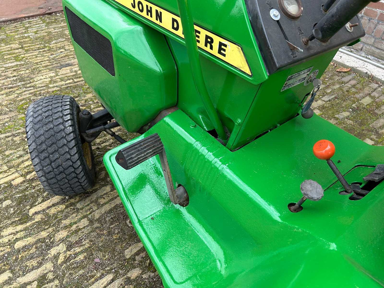 John Deere 210 - Traktor: obrázek 5 John Deere 210 - Traktor: obrázek 5