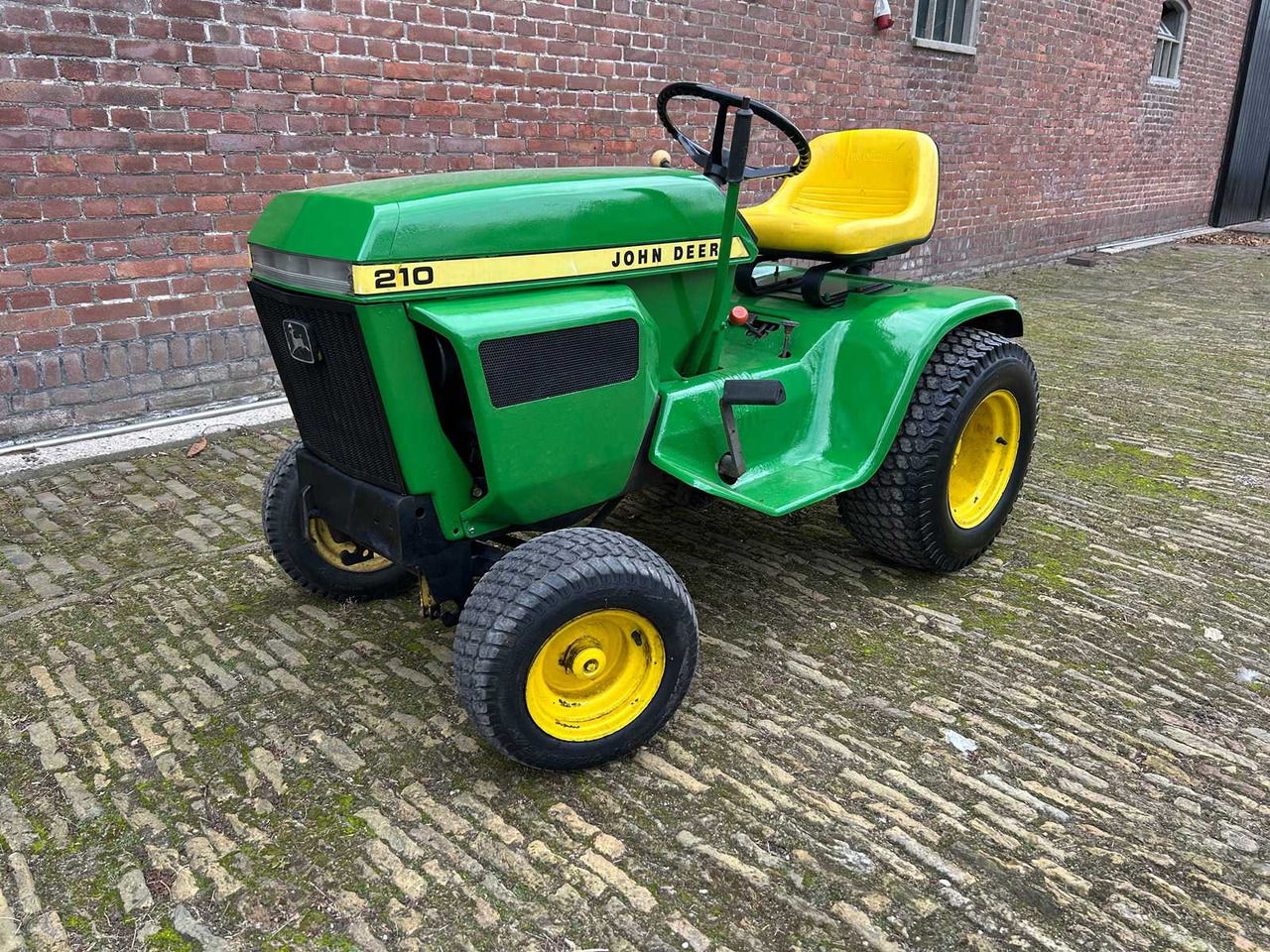 John Deere 210 - Traktor: obrázek 1 John Deere 210 - Traktor: obrázek 1