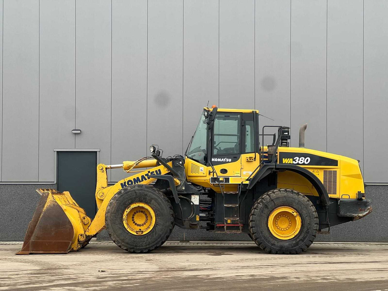 Komatsu WA380-7 - Kolový nakladač: obrázek 5 Komatsu WA380-7 - Kolový nakladač: obrázek 5