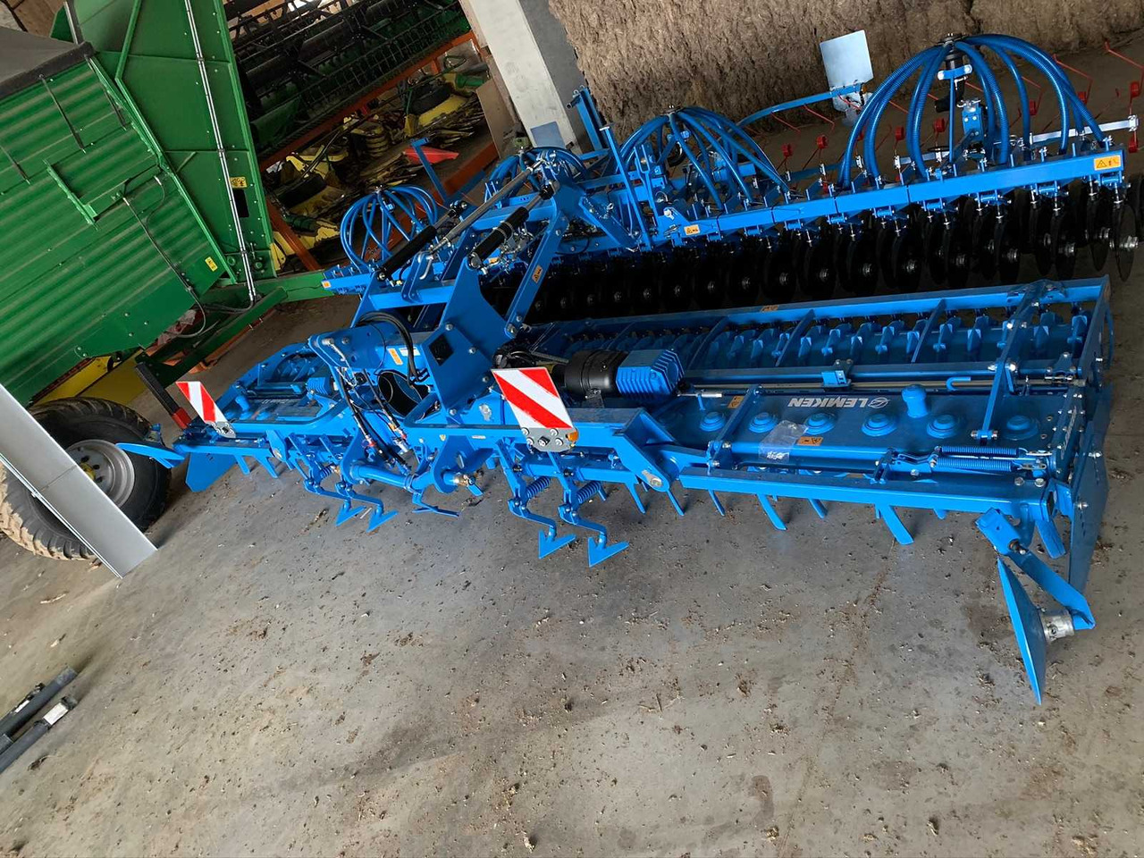 LEMKEN SOLITAIR + ZIRKON + FRONT TANK Solitair 12K/600 + Zirkon 12K/600 + Front Tank Solitair 23 - Secí/ Sázecí stroj: obrázek 5 LEMKEN SOLITAIR + ZIRKON + FRONT TANK Solitair 12K/600 + Zirkon 12K/600 + Front Tank Solitair 23 - Secí/ Sázecí stroj: obrázek 5