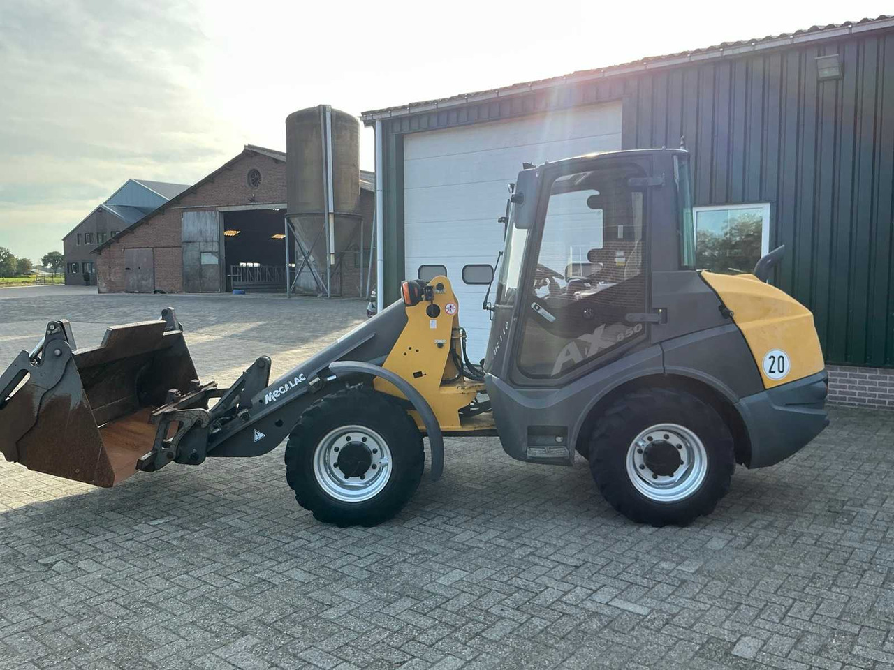 Mecalac AX850 - Kolový nakladač: obrázek 4 Mecalac AX850 - Kolový nakladač: obrázek 4