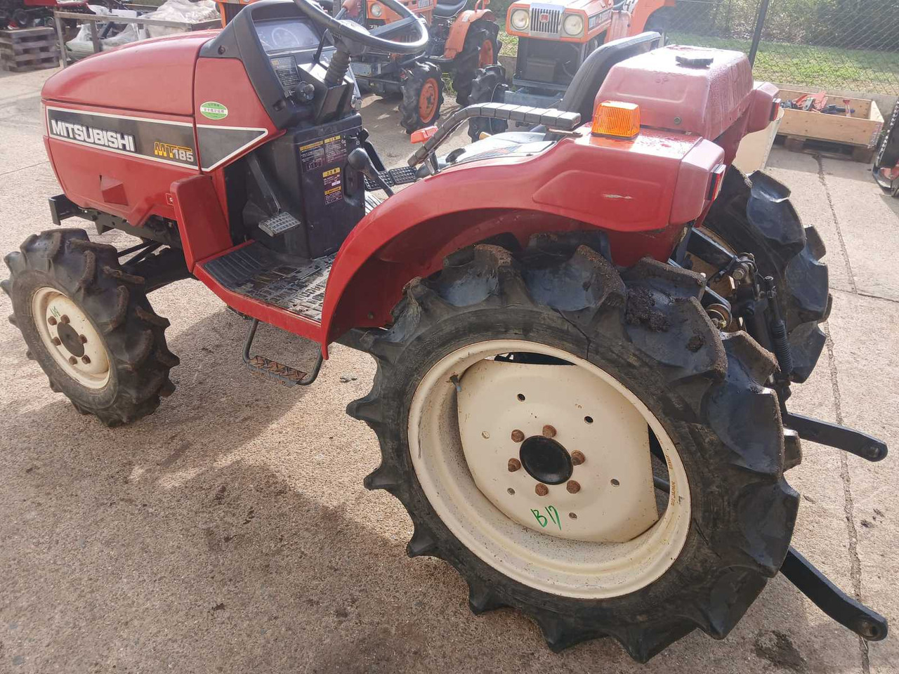 Mitsubishi MT185 - Malotraktor: obrázek 4 Mitsubishi MT185 - Malotraktor: obrázek 4