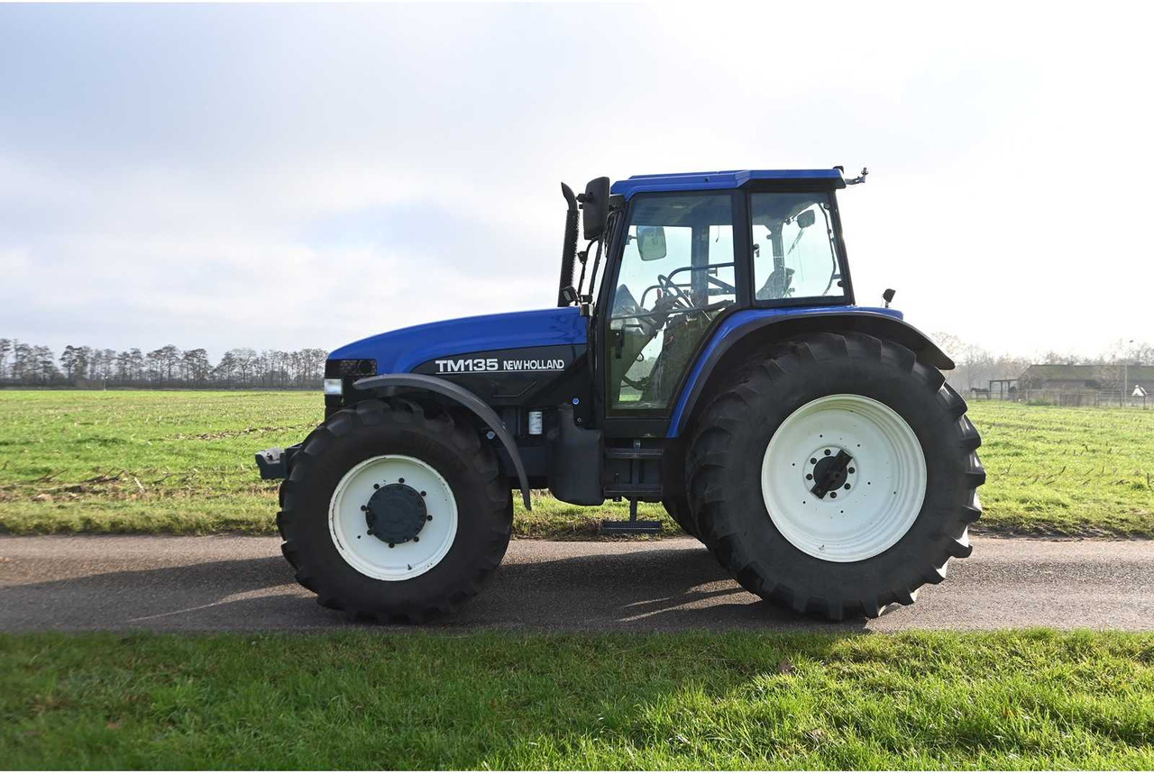 NEW HOLLAND - 1998 - TM135 - ALL-WHEEL DRIVE FARM TRACTOR - Traktor: obrázek 3 NEW HOLLAND - 1998 - TM135 - ALL-WHEEL DRIVE FARM TRACTOR - Traktor: obrázek 3