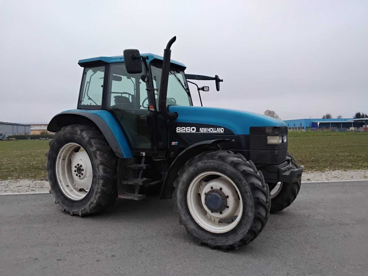 NEW HOLLAND - 8260 - 2000 - AGRICULTURAL TRACTOR WITH FOUR-WHEEL DRIVE - Traktor: obrázek 1 NEW HOLLAND - 8260 - 2000 - AGRICULTURAL TRACTOR WITH FOUR-WHEEL DRIVE - Traktor: obrázek 1