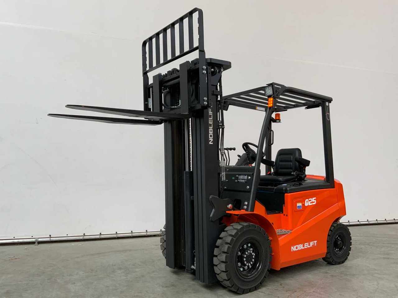 NOBLELIFT - 2024 - Q25-SERIES - 2.5T FORKLIFT ADJUSTABLE FORKS 4.8M - Vysokozdvižný vozík: obrázek 2 NOBLELIFT - 2024 - Q25-SERIES - 2.5T FORKLIFT ADJUSTABLE FORKS 4.8M - Vysokozdvižný vozík: obrázek 2