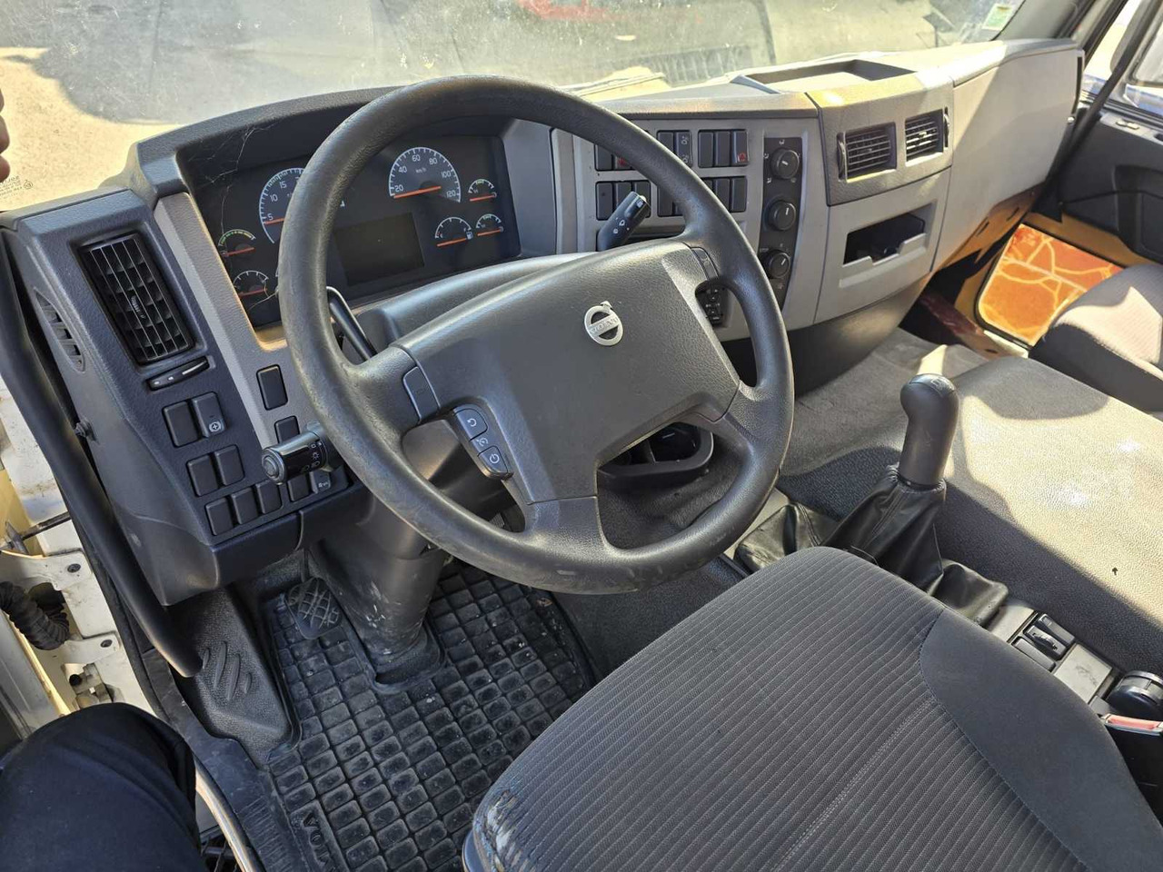 2010 VOLVO FE260 - RIGID WITH TAILGATE - 7.1L DIESEL – AIR-CONDITIONED - Nákladní auto: obrázek 5 2010 VOLVO FE260 - RIGID WITH TAILGATE - 7.1L DIESEL – AIR-CONDITIONED - Nákladní auto: obrázek 5