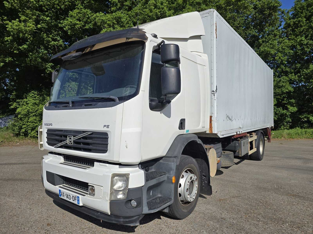 2010 VOLVO FE260 - RIGID WITH TAILGATE - 7.1L DIESEL – AIR-CONDITIONED - Nákladní auto: obrázek 1 2010 VOLVO FE260 - RIGID WITH TAILGATE - 7.1L DIESEL – AIR-CONDITIONED - Nákladní auto: obrázek 1