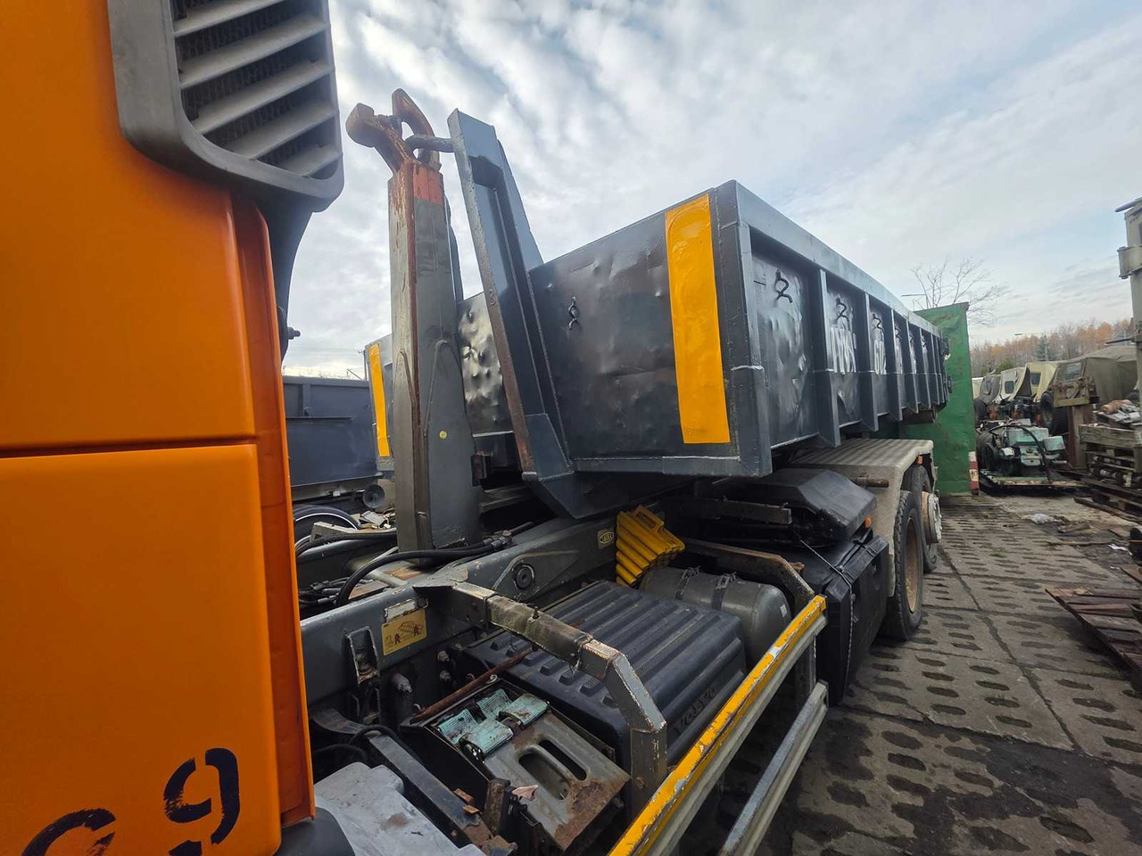 VOLVO - FM/FH - 6X 2R - HOOKLIFT TRUCK WITH CONTAINER - 2002 - Nákladní auto: obrázek 4 VOLVO - FM/FH - 6X 2R - HOOKLIFT TRUCK WITH CONTAINER - 2002 - Nákladní auto: obrázek 4