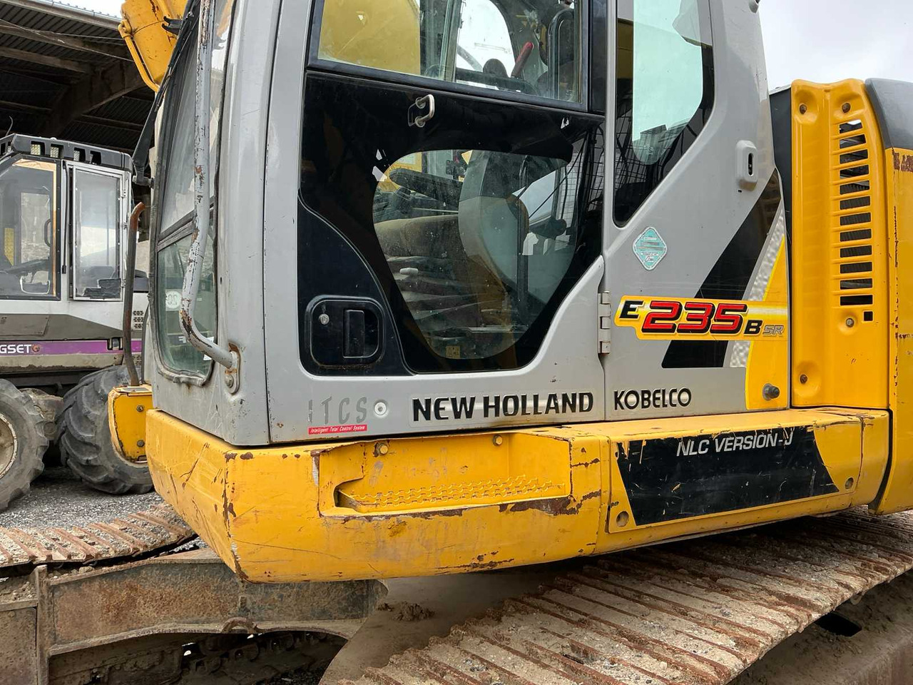Pásové rýpadlo New Holland E235BSR-2: obrázek 24