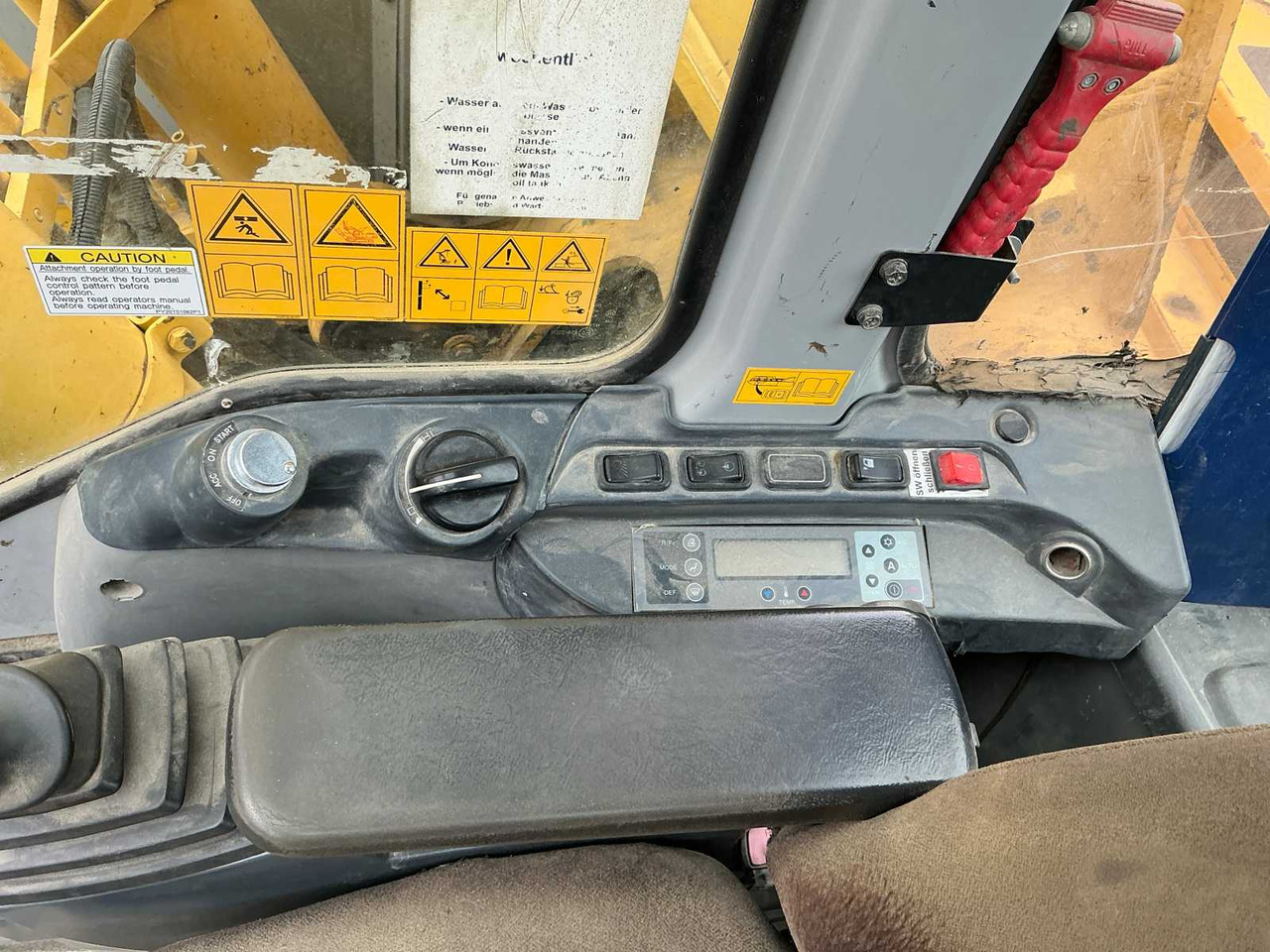 Pásové rýpadlo New Holland E235BSR-2: obrázek 38