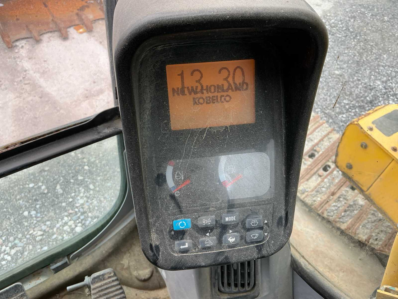 Pásové rýpadlo New Holland E235BSR-2: obrázek 39