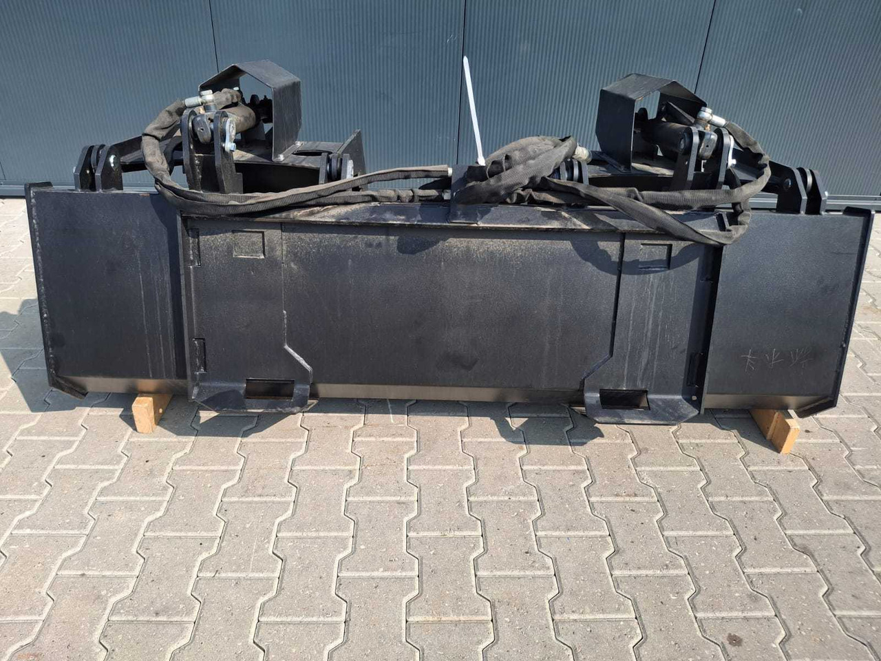 Rhino-cross 72 inch grapple Bucket - Stroj na obdělávání půdy: obrázek 4 Rhino-cross 72 inch grapple Bucket - Stroj na obdělávání půdy: obrázek 4