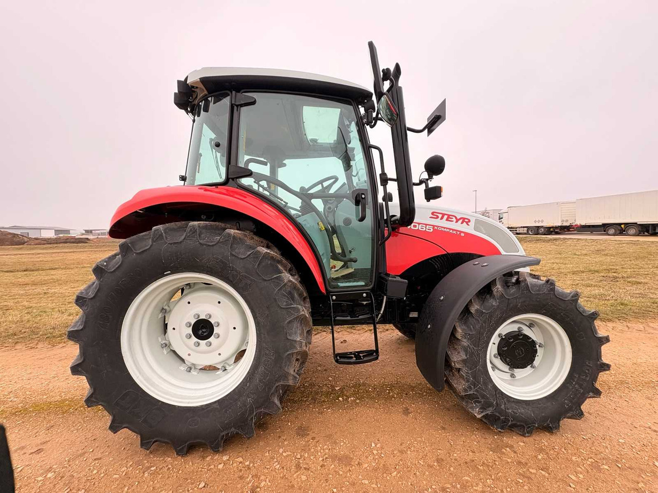 STEYR 4065 S - COMPACT ALL-WHEEL DRIVE TRACTOR (2022) - Traktor: obrázek 4 STEYR 4065 S - COMPACT ALL-WHEEL DRIVE TRACTOR (2022) - Traktor: obrázek 4