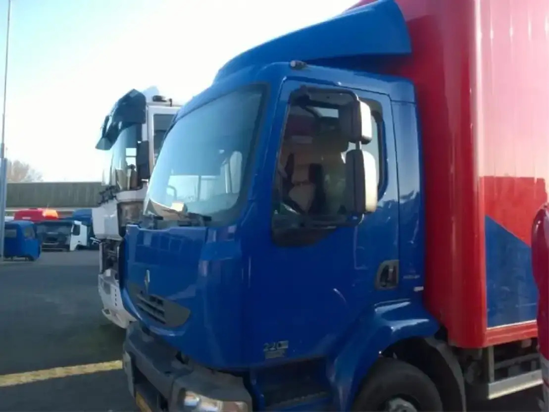 Renault C abine Midlum 220 DXI - Kabina pro Nákladní auto: obrázek 2 Renault C abine Midlum 220 DXI - Kabina pro Nákladní auto: obrázek 2