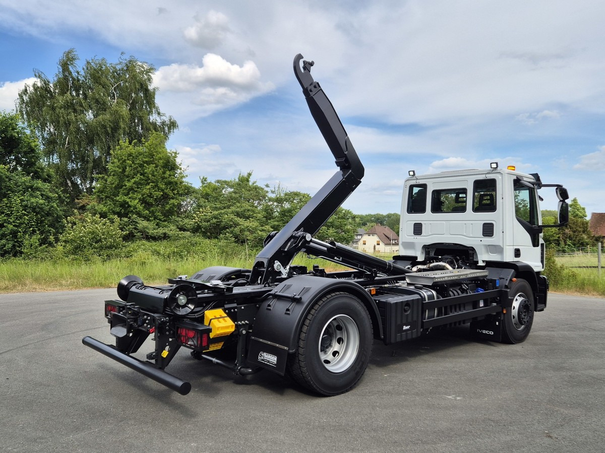 IVECO Euro Cargo 180E32 4x2 Abrollkipper Teleskoparm - Hákový nosič kontejnerů: obrázek 4 IVECO Euro Cargo 180E32 4x2 Abrollkipper Teleskoparm - Hákový nosič kontejnerů: obrázek 4
