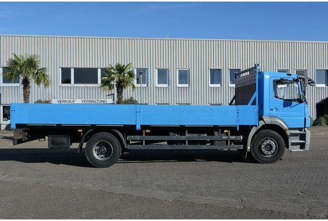 Mercedes-Benz 1824 L Axor 4x2, 3. Sitz, AHK, Gerüstbau, Klima - Nákladní automobil valníkový/ Plošinový: obrázek 4 Mercedes-Benz 1824 L Axor 4x2, 3. Sitz, AHK, Gerüstbau, Klima - Nákladní automobil valníkový/ Plošinový: obrázek 4