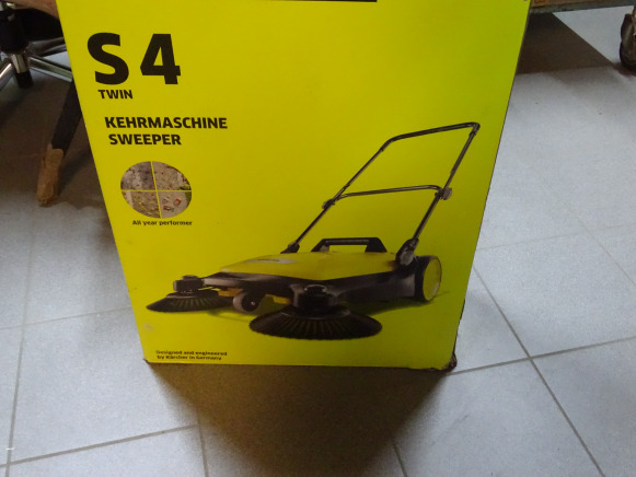 Balayeuse mécanique KARCHER S 4 Twin - Průmyslový zametací stroj: obrázek 1 Balayeuse mécanique KARCHER S 4 Twin - Průmyslový zametací stroj: obrázek 1
