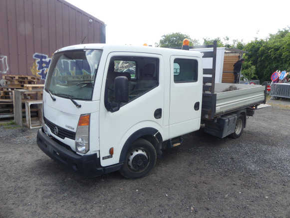 Camionnette double cabine et benne tri benne Nissan Cabstar (2009-215.641 km) - Sklápěč: obrázek 1 Camionnette double cabine et benne tri benne Nissan Cabstar (2009-215.641 km) - Sklápěč: obrázek 1