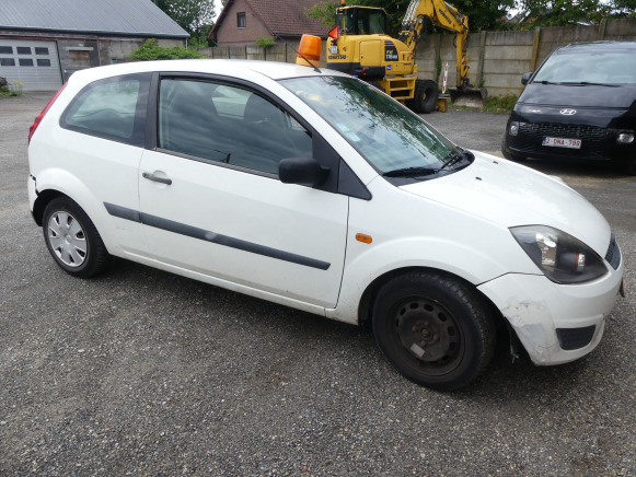 REF:TRE614 - Voiture Utilitaire Ford FIESTA TDCI (2005-101.699 km) - Osobní auto: obrázek 3 REF:TRE614 - Voiture Utilitaire Ford FIESTA TDCI (2005-101.699 km) - Osobní auto: obrázek 3