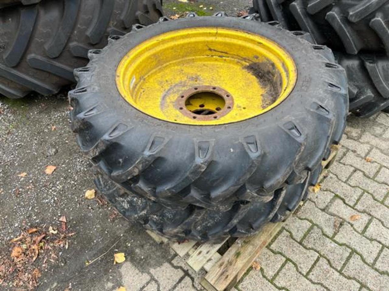 BKT 12.4-32 - Pneumatiky pro Zemědělská technika: obrázek 1 BKT 12.4-32 - Pneumatiky pro Zemědělská technika: obrázek 1