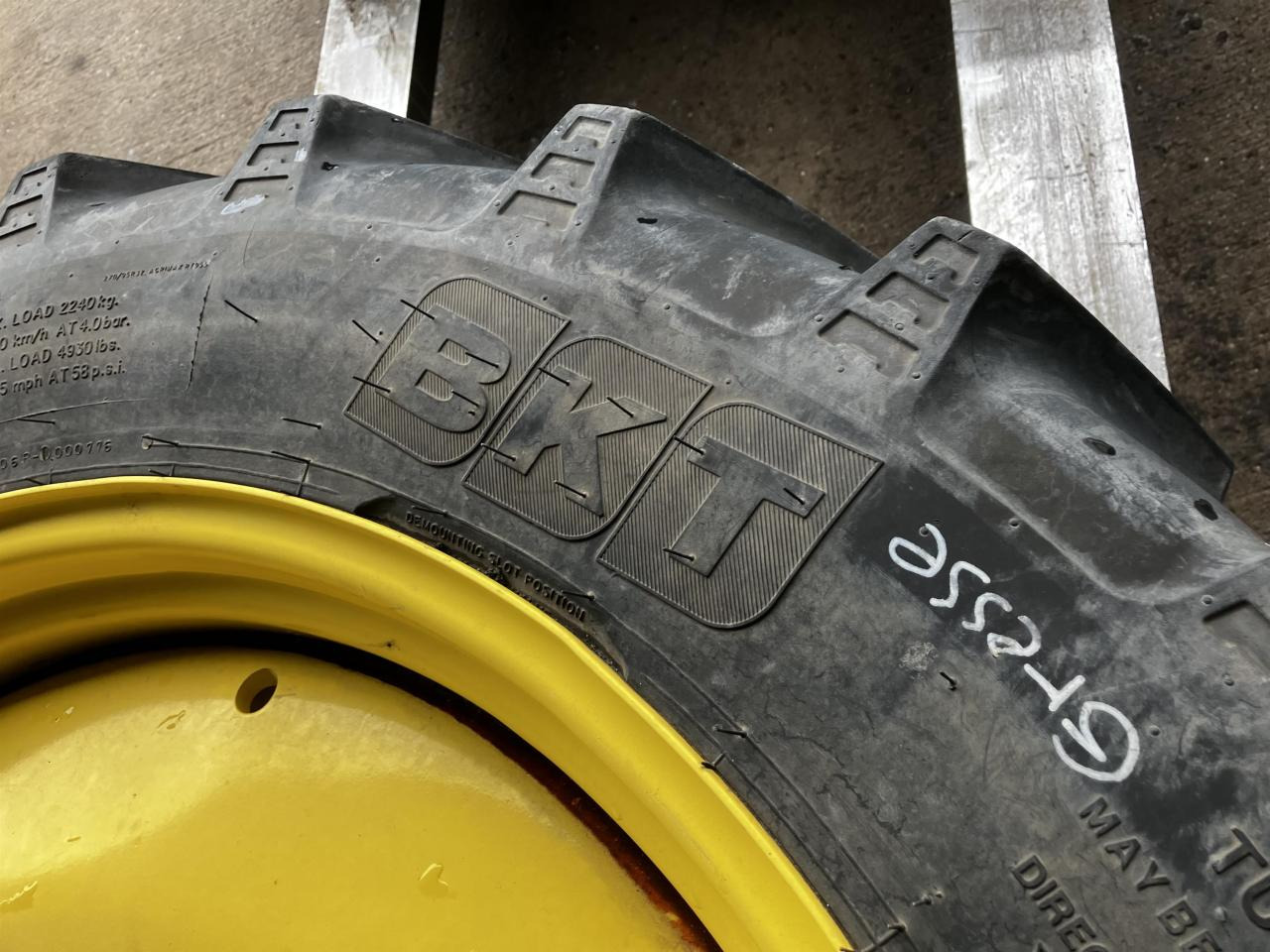 BKT 270/95R32 - Pneumatiky pro Zemědělská technika: obrázek 3 BKT 270/95R32 - Pneumatiky pro Zemědělská technika: obrázek 3