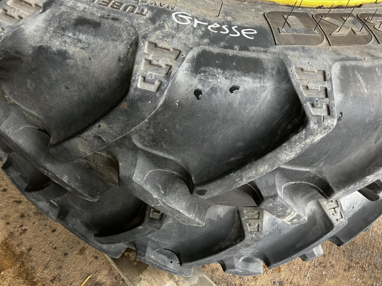 BKT 270/95R32 - Pneumatiky pro Zemědělská technika: obrázek 2 BKT 270/95R32 - Pneumatiky pro Zemědělská technika: obrázek 2