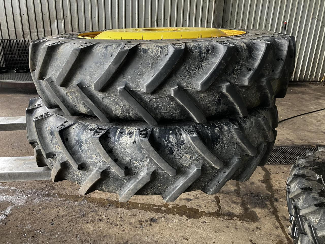 BKT 270/95R32 - Pneumatiky pro Zemědělská technika: obrázek 1 BKT 270/95R32 - Pneumatiky pro Zemědělská technika: obrázek 1