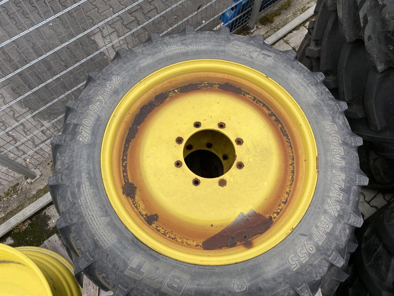 BKT 270/95R32 - Pneumatiky pro Zemědělská technika: obrázek 2 BKT 270/95R32 - Pneumatiky pro Zemědělská technika: obrázek 2