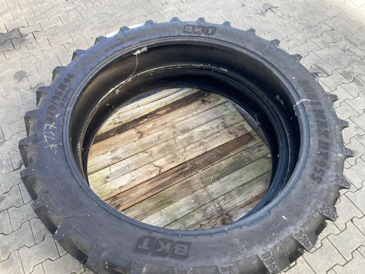 BKT 270/95R46 - Pneumatiky pro Zemědělská technika: obrázek 2 BKT 270/95R46 - Pneumatiky pro Zemědělská technika: obrázek 2