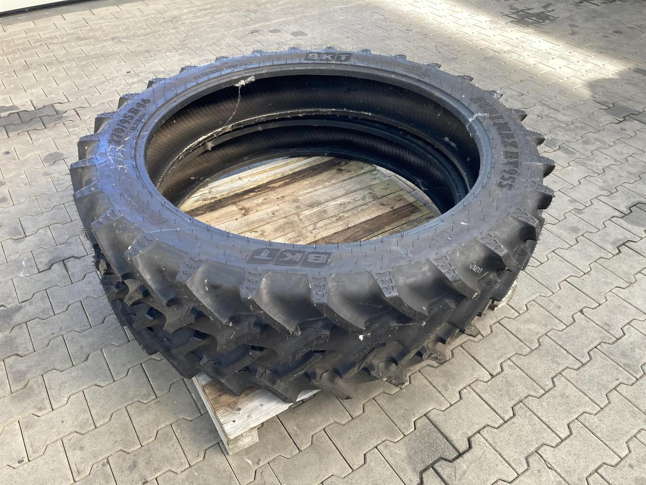 BKT 270/95R46 - Pneumatiky pro Zemědělská technika: obrázek 1 BKT 270/95R46 - Pneumatiky pro Zemědělská technika: obrázek 1