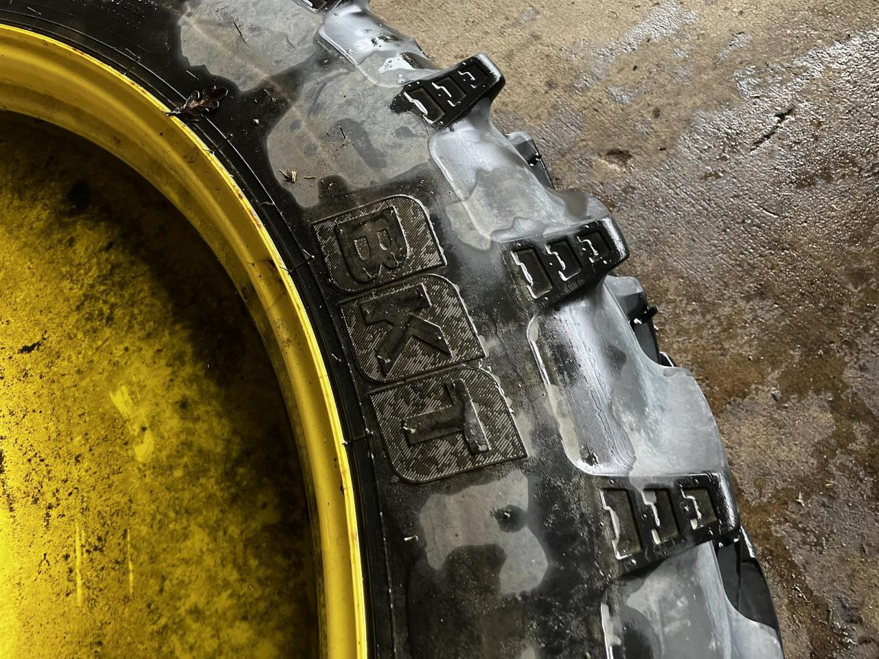 BKT 270/95R48 - Pneumatiky pro Zemědělská technika: obrázek 4 BKT 270/95R48 - Pneumatiky pro Zemědělská technika: obrázek 4