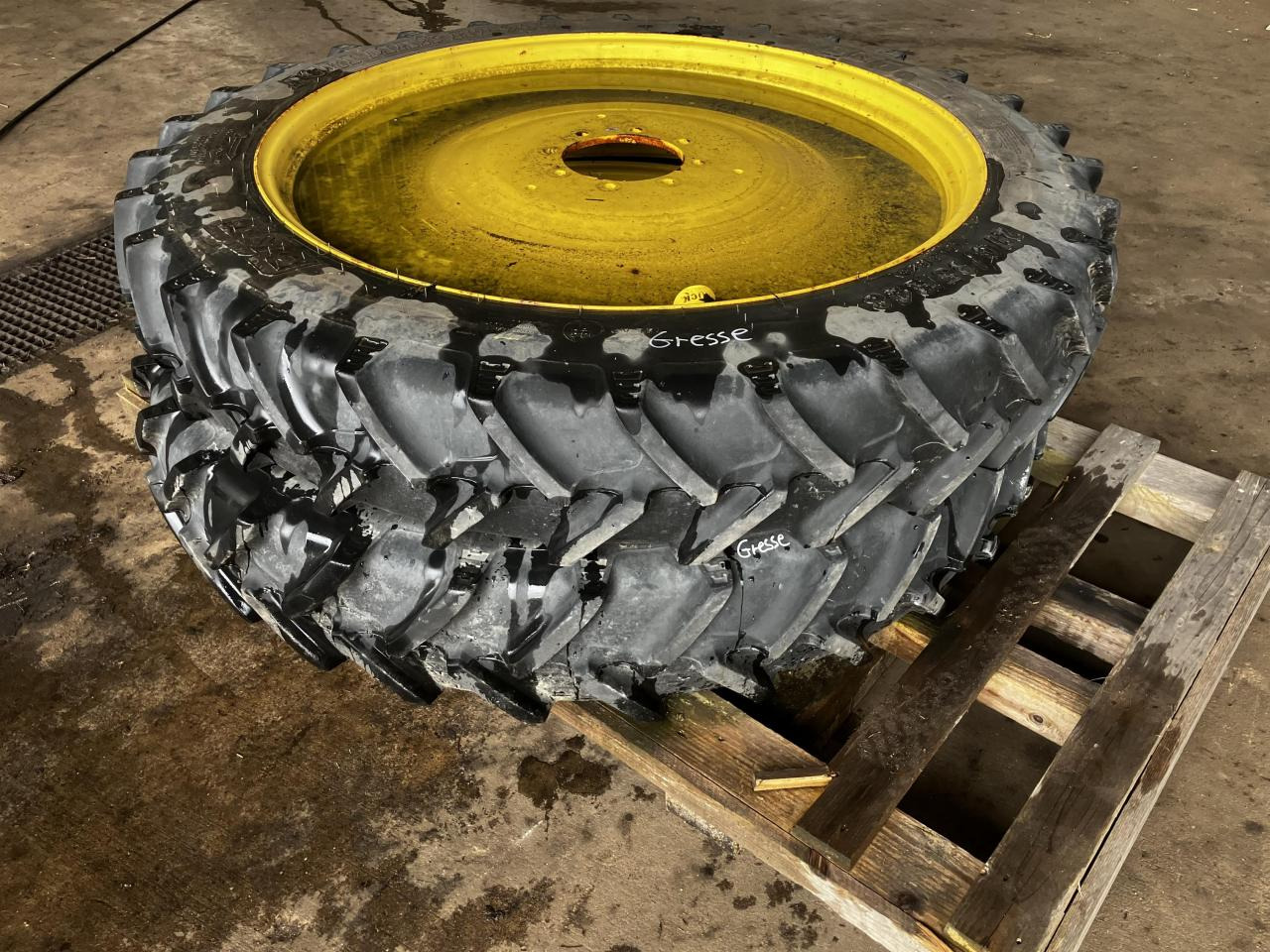 BKT 270/95R48 - Pneumatiky pro Zemědělská technika: obrázek 1 BKT 270/95R48 - Pneumatiky pro Zemědělská technika: obrázek 1