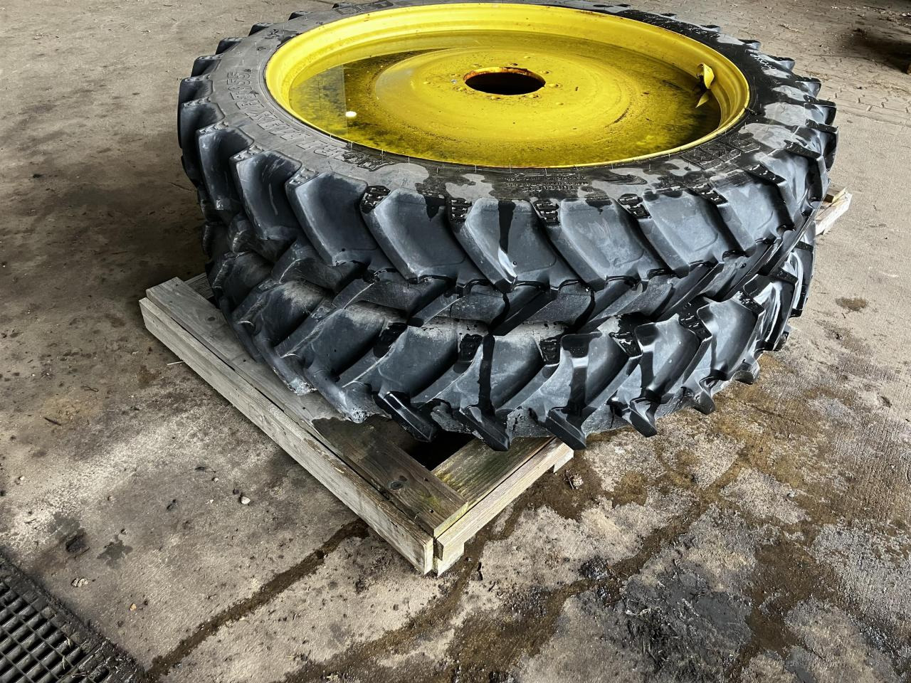 BKT 270/95R48 - Pneumatiky pro Zemědělská technika: obrázek 2 BKT 270/95R48 - Pneumatiky pro Zemědělská technika: obrázek 2