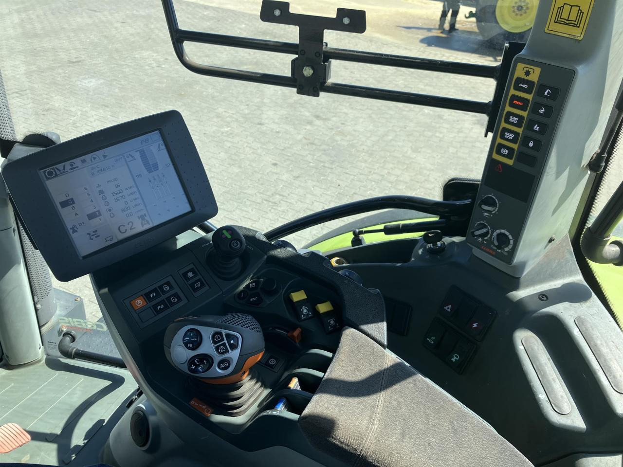 Traktor CLAAS Arion 640: obrázek 7