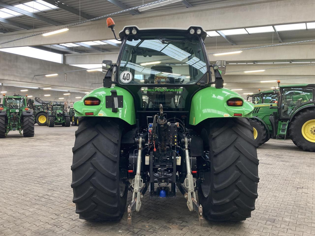Deutz-Fahr 7210 TTV - Traktor: obrázek 4 Deutz-Fahr 7210 TTV - Traktor: obrázek 4