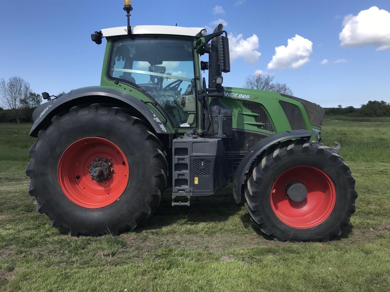 Fendt 828 Vario - Traktor: obrázek 2 Fendt 828 Vario - Traktor: obrázek 2
