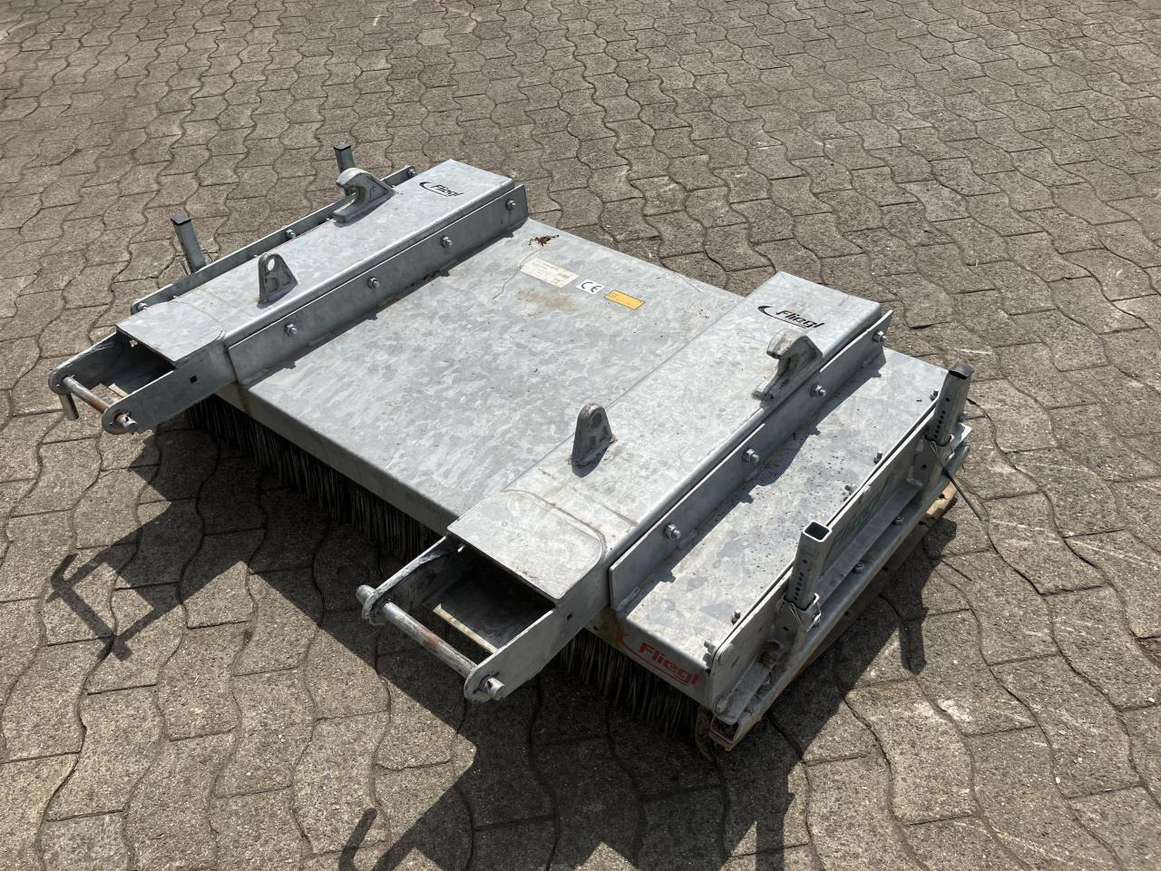 Fliegl Löwe 1,50m - Zametač pro Komunální/ Speciální technika: obrázek 4 Fliegl Löwe 1,50m - Zametač pro Komunální/ Speciální technika: obrázek 4